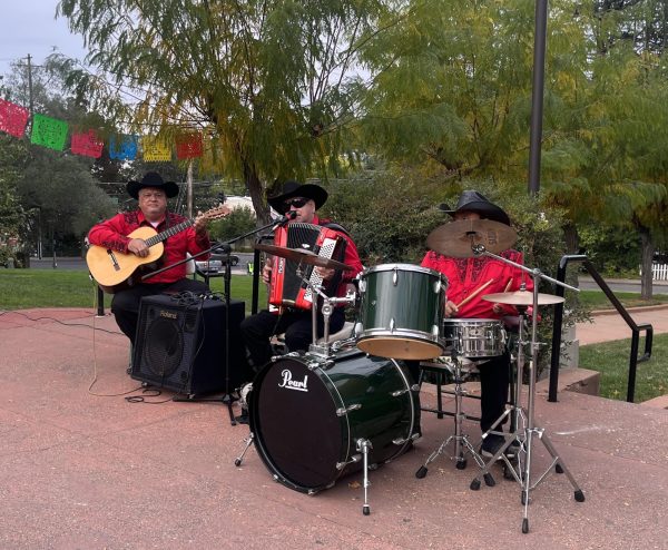 Trío Los Embajadores played at the event.